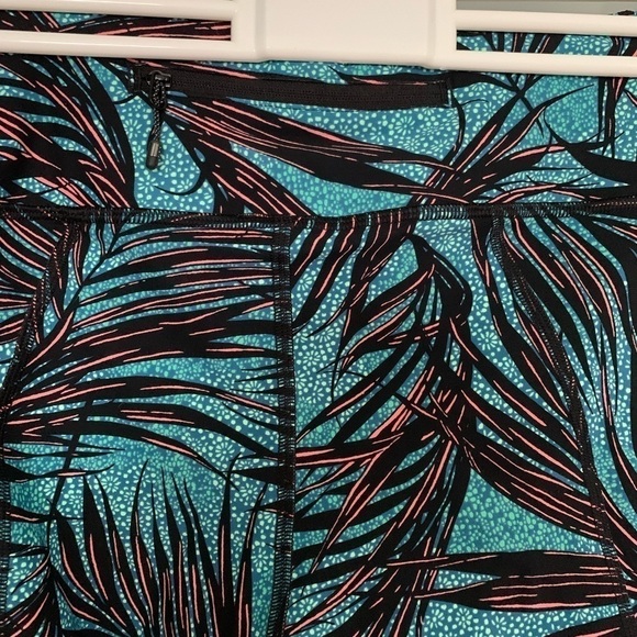 🌸Host Pick🌸 Lululemon Tight Stuff Crop Pant Palm Lace Tofino Teal Multi … - Picture 6 of 6